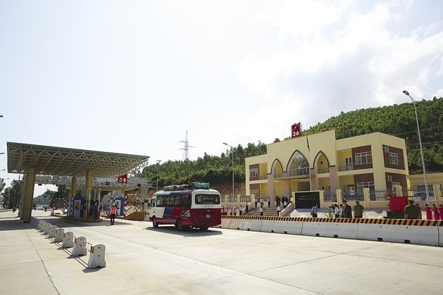 Trạm thu phí và nhà điều hành dự án BOT quốc lộ 19. Ảnh: Minh Quyết