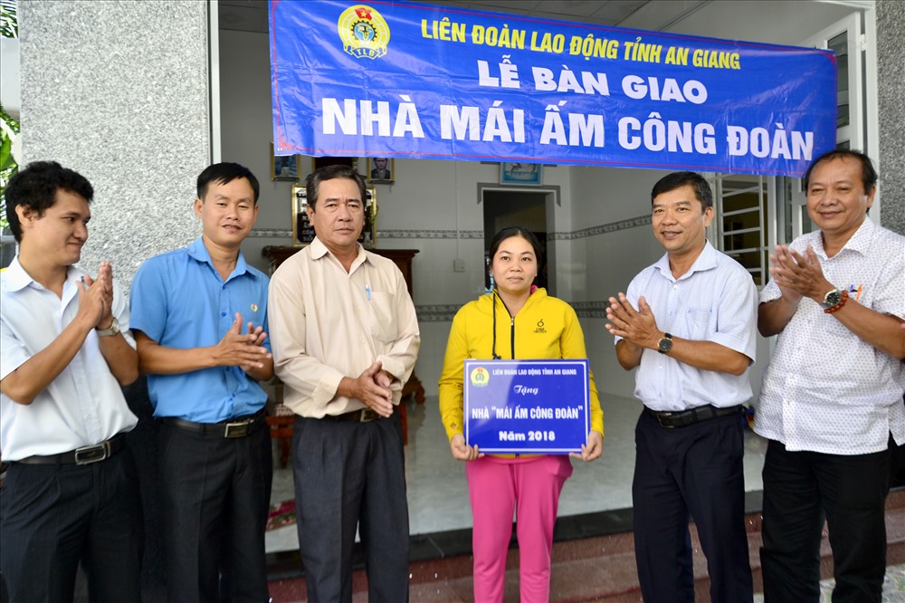 Bàn giao Mái ấm Công đoàn cho Huỳnh Thị Hồng Hạnh. Ảnh: Lục Tùng