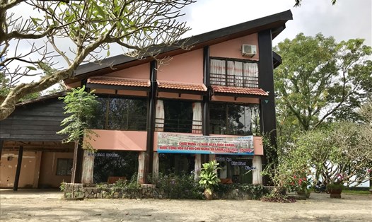 Biệt điện Bảo Đại trên hồ Lăk. ảnh: H.V.M