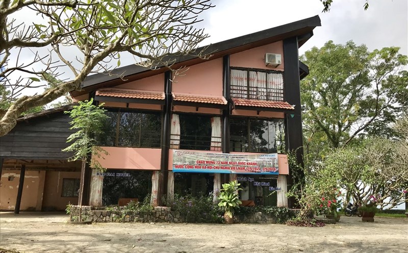 Biệt điện Bảo Đại trên hồ Lăk. ảnh: H.V.M