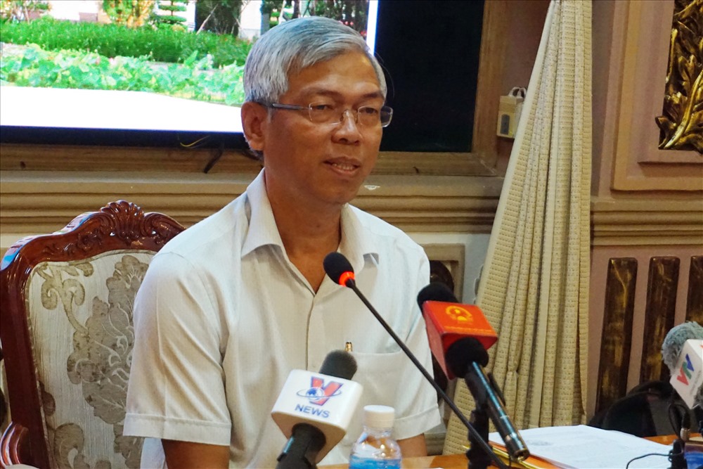 Ông Võ Văn Hoan - Chánh Văn phòng UBND TPHCM chủ trì họp báo.  Ảnh: M.Q