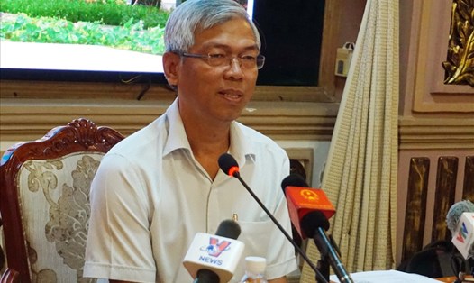 Ông Võ Văn Hoan - Chánh Văn phòng UBND TPHCM chủ trì họp báo.  Ảnh: M.Q