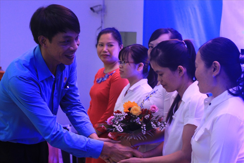 Ông Nguyễn Thái Dương - Phó Chủ tịch Công đoàn Dệt May VN trao quyết định và tặng hoa cho BCH và UBKT lâm thời Công đoàn Cty TNHH May Châu Sơn. Ảnh: CĐ Dệt May VN