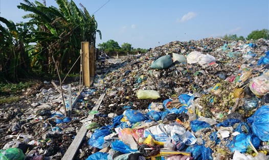 Bãi rác tạm tại huyện Cái Nước đã quá tải (ảnh Nhật Hồ)