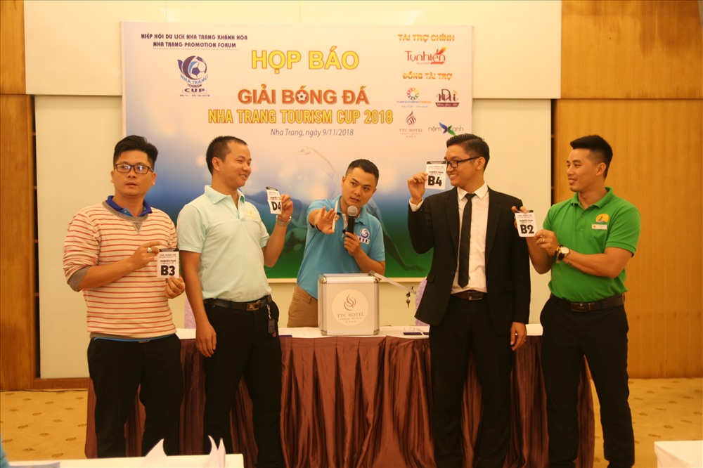 Các đội tham gia bốc thăm chọn bảng thi đấu tại giải “Nha Trang Tourism Cup 2018”. Ảnh: P.L