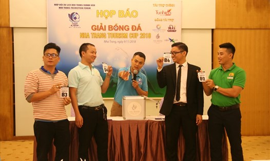 Các đội tham gia bốc thăm chọn bảng thi đấu tại giải “Nha Trang Tourism Cup 2018”. Ảnh: P.L