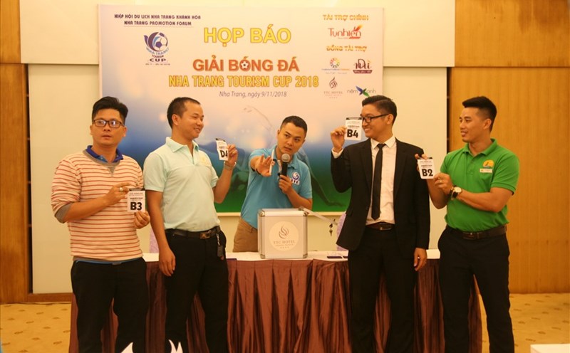 Các đội tham gia bốc thăm chọn bảng thi đấu tại giải “Nha Trang Tourism Cup 2018”. Ảnh: P.L
