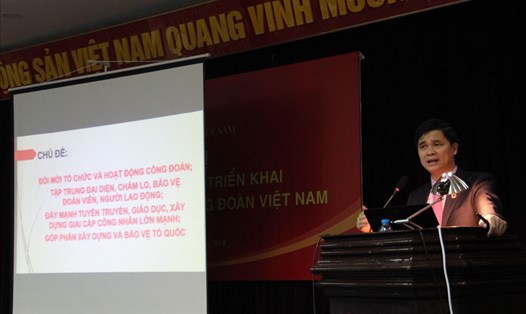 Đồng chí Ngọ Duy Hiểu, Phó Chủ tịch Tổng LĐLĐVN truyền đạt các nội dung tại Hội nghị.