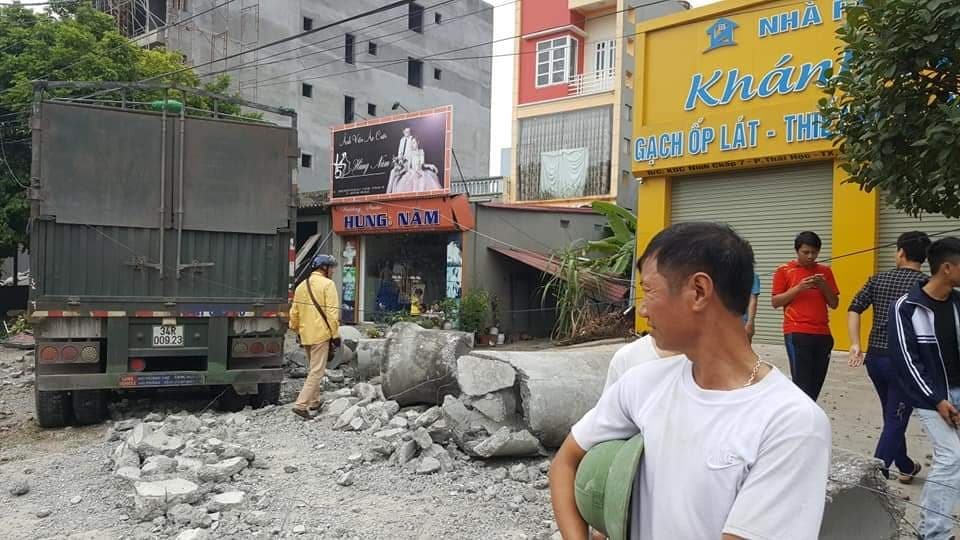 Chiếc xe đầu kéo chỉ dừng lại khi đâm đổ nhà dân và đâm nát chiếc ô tô 7 chỗ.