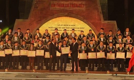 Tập đoàn Công nghiệp Than- Khoáng sản Việt Nam tuyên dương 50 cá nhân tiêu biểu, xuất sắc trong phong trào thi đua. Ảnh: BQN