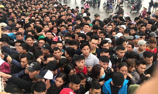 Hàng nghìn người dân đội mưa xếp hàng đến mua vé trận Việt Nam - Malaysia.