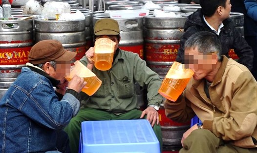 Việt Nam đứng đầu Đông Nam Á và thứ 3 Châu Á sau Nhật Bản và Trung Quốc về múc tiêu thụ về mức tiêu thụ bia hàng năm. Ảnh minh hoạ: PV.