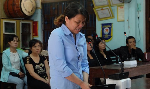 Bị cáo Đinh Thị Hồng - chủ cơ sở nhóm trẻ Mẹ Mười tại phiên tòa. (ảnh: Hoàng Vinh)  
