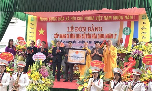 Lãnh đạo tỉnh Hưng Yên  trao Bằng xếp hạng di tích lịch sử cấp tỉnh chùa Nhân Lý cho xã Nguyễn Trãi.