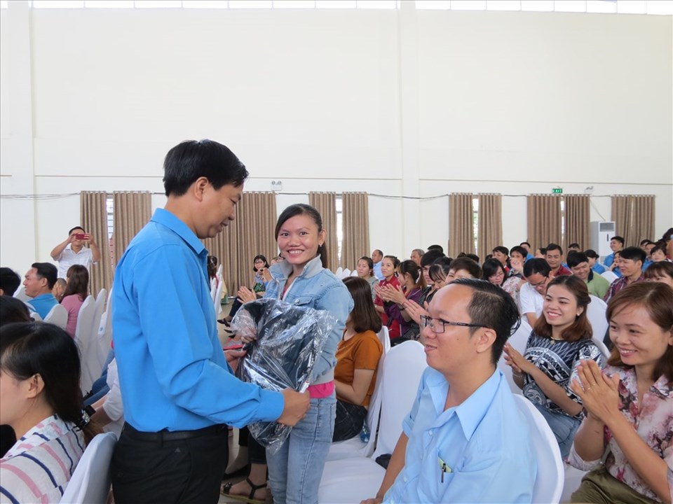 Công nhân tham gia đố vui được nhận quà Công nhân tham gia đố vui được nhận quà