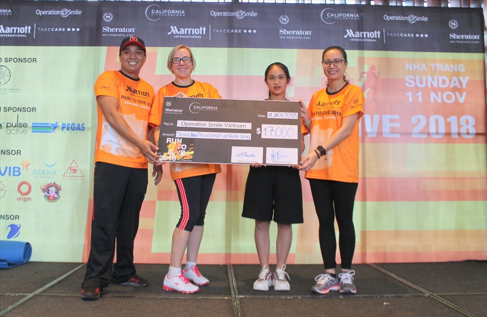 Trong chương trình, ban tổ chức đã trao tặng 17.000 USD cho Tổ chức phẫu thuật nụ cười Việt Nam