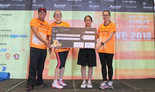 Trong chương trình, ban tổ chức đã trao tặng 17.000 USD cho Tổ chức phẫu thuật nụ cười Việt Nam