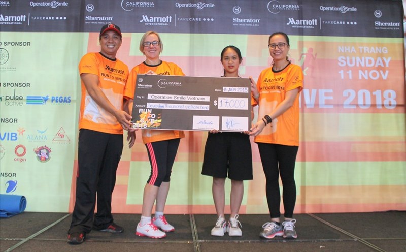 Trong chương trình, ban tổ chức đã trao tặng 17.000 USD cho Tổ chức phẫu thuật nụ cười Việt Nam
