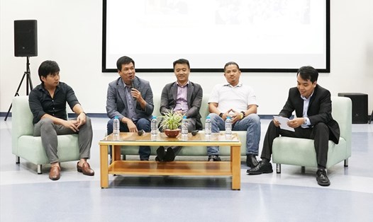 Các khách mời tham gia thảo luận "Câu chuyện khởi nghiệp trong bối cảnh Việt Nam" tại buổi ra mắt Cuộc thi khởi nghiệp GenX.