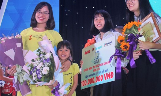Cô Dương Thu Hà và các học sinh Bùi Minh Ngọc, Bùi Khánh Vy trong đêm vinh danh "Tri thức trẻ vì giáo dục" năm 2018.