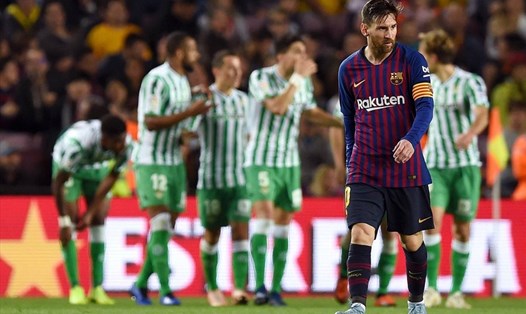Dù lập cú đúp, Messi cũng không thể cứu Barcelona. (Ảnh Evening Standard)