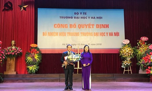 Bộ trưởng Bộ Y tế trao quyết định cho GS.TS Tạ Thành Văn. Ảnh: BYT