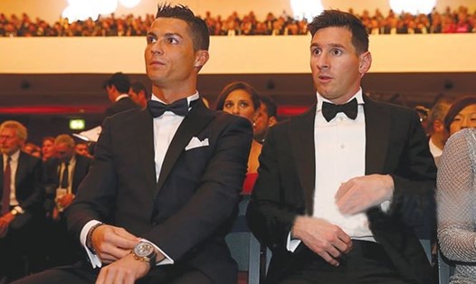 Ronaldo và Messi lần đầu trượt khỏi top 3 ứng viên Quả bóng vàng.