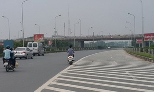 Đề nghị xử lý nghiêm xe máy, môtô đi vào đại lộ Thăng Long. Ảnh: MH