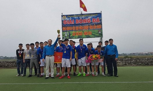 Đồng chí Ngô Biên Cương - Phó Chủ tịch Thường trực LĐLĐ tỉnh trao Cup cho đội đạt giải Nhất. 