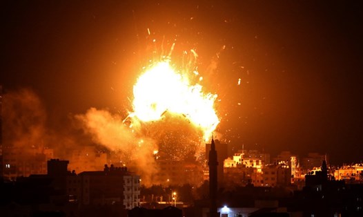 Trụ sở đài truyền hình Al-Aqsa của Hamas trở thành quả cầu lửa sau khi trúng không kích của Israel. Ảnh: AFP