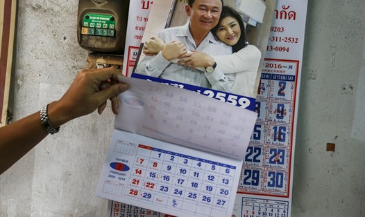 Ảnh lịch anh em cựu Thủ tướng Thaksin và Yingluck Shinawatra - những người vẫn nhận được sự ủng hộ của dân nghèo Thái Lan. Ảnh: Reuters