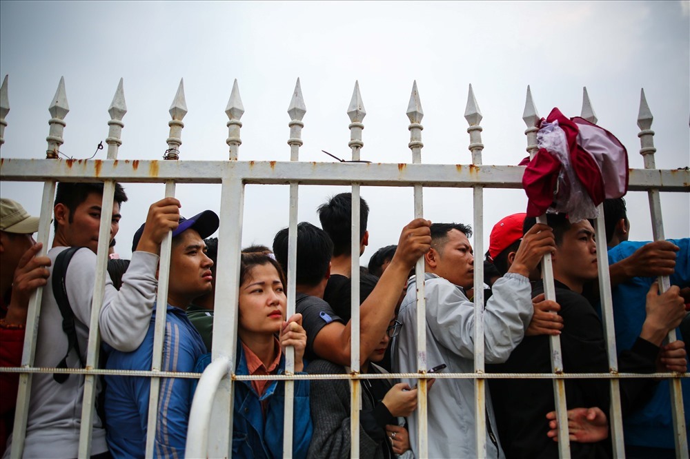 Cổ động viên Việt Nam chen lấn mua vé AFF Cup 2018. Ảnh S.T.