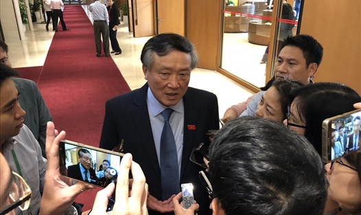 Chánh án TAND tối cao Nguyễn Hoà Bình trả lời báo chí bên hành lang Quốc hội sáng 13.11. Ảnh: Thành Trung