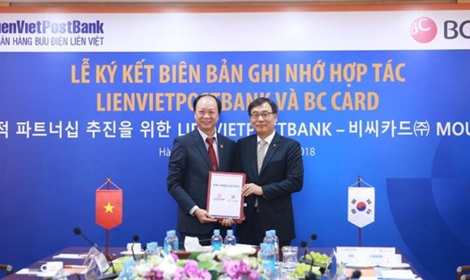 Ông Nguyễn Đình Thắng, Chủ tịch LienVietPostBank tham gia ký kết MOU cùng Ông Lee Mun Whan, Chủ tịch BC Card