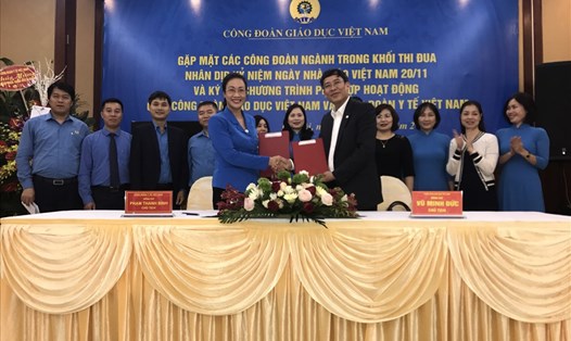Chủ tịch CĐ Y tế VN Phạm Thanh Bình và Chủ tịch CĐ Giáo dục VN Vũ Minh Đức kí kết chương trình phối hợp giữa 2 CĐ ngành giai đoạn 2018-2023.