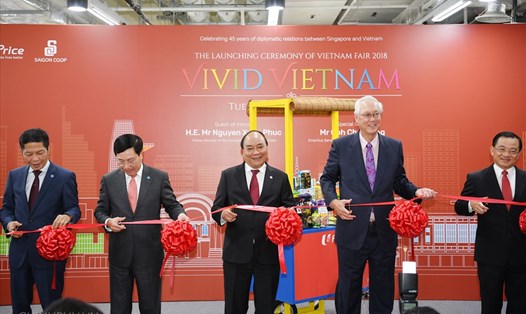 Thủ tướng và các đại biểu cắt băng khai trương Tuần lễ hàng Việt Nam tại Singapore. Ảnh: VGP