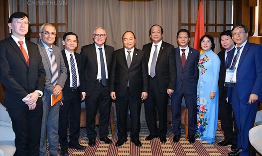 Thủ tướng Nguyễn Xuân Phúc tiếp Chủ tịch kiêm Giám đốc điều hành Tập đoàn Công nghiệp Sembcorp - ông Neil McGregor (thứ 4 từ trái sang). Ảnh: VGP