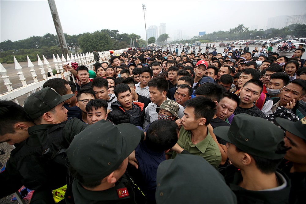 Cảnh người dân xếp hàng mua vé. Ảnh: H.A 