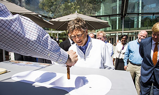 Bill Gates tham quan các mẫu toilet tại Reinvented Toilet Expo (ảnh: theo GenK).