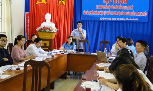 Đồng chí Nguyễn Thái Dương - Phó Chủ tịch LĐLĐ tỉnh Thái Bình - trao đổi tại buổi tập huấn.