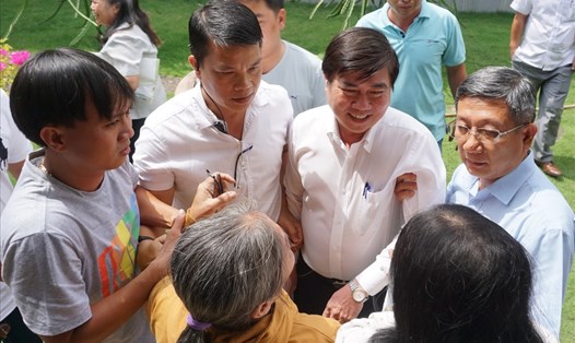 Chủ tịch UBND TPHCM Nguyễn Thành Phong gặp gỡ người dân sau buổi tiếp xúc.  Ảnh: M.Q