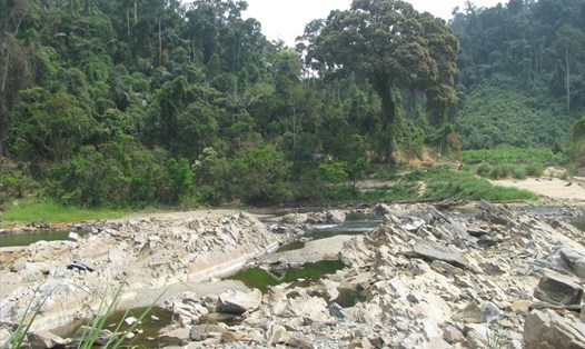 Thượng nguồn sông Vu Gia bị khô kiệt dù đang mùa mưa