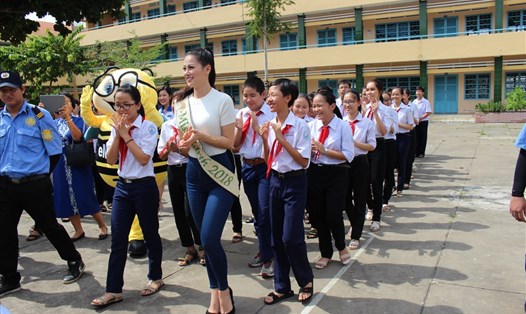 Hoa hậu Nguyễn Phương Khánh về thăm trường cũ THCS Mỹ Hóa (TP.Bến Tre)