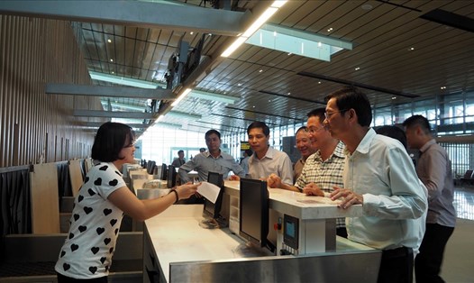 Ông Nguyễn Văn Đọc- Bí thư tỉnh ủy Quảng Ninh (ngoài cùng bên phải) kiểm tra quầy check-in tại Cảng hàng không Vân Đồn. Ảnh: T.N.D