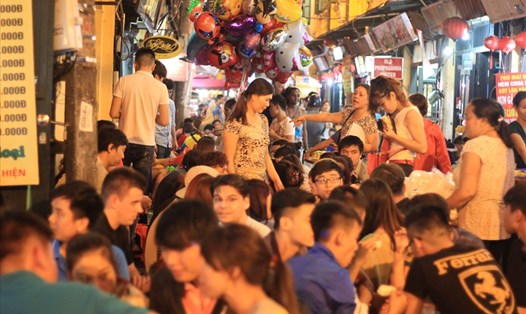 Hà Nội đang thí điểm cho một số nhà hàng, quán bar hoạt động đến 2h sáng nhằm thu hút khách du lịch. Ảnh Trần Vương