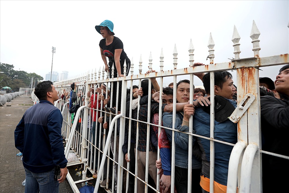Người dân, VFF đều khổ vì vé AFF Cup. Ảnh: H.A 