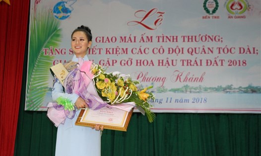 Hoa hậu Nguyễn Phương Khánh vinh dự nhận Bằng khen của UBND tỉnh Bến Tre.