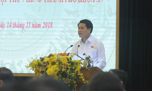 Chủ tịch UBND thành phố Hà Nội Nguyễn Đức Chung tiếp xúc cử tri trước kỳ họp thứ 7 HĐND thành phố. Ảnh Trần Vương