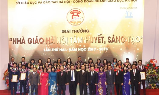 Ủy viên Bộ Chính trị, Bí thư Thành ủy Hà Nội Hoàng Trung Hải chụp ảnh lưu niệm cùng các nhà giáo Tiêu biểu nhận giải thưởng "Nhà giáo tâm huyết, sáng tạo" 2018.