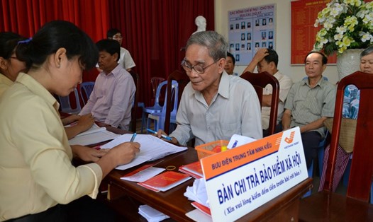 Người dân nhận chế độ BHXH tại Trung tâm Bưu điện Ninh Kiều (Cần Thơ). Ảnh: H.A